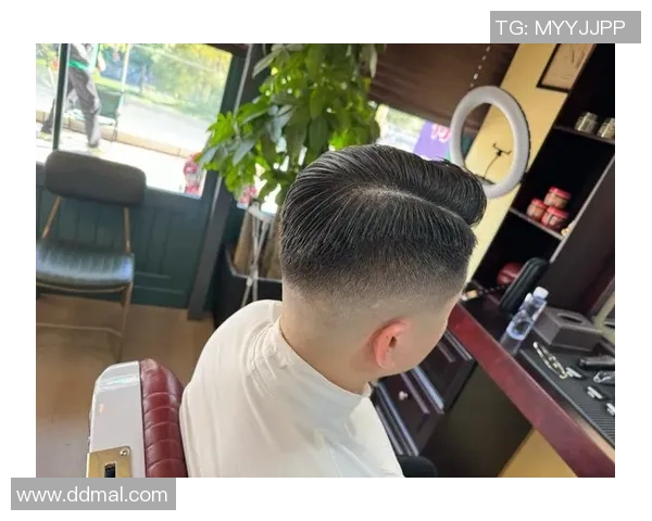 足球球星独特三角发型造型男士发型潮流趋势解析与搭配技巧